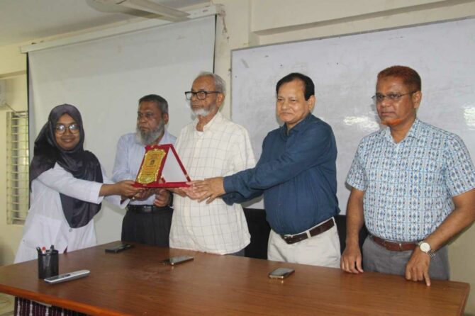 ২য় বৃত্তিমূলক পরীক্ষায় ফরেনসিক মেডিসিন বিভাগে অনার্স মার্কপ্রাপ্ত ছাত্রছাত্রীদের সংবর্ধনা অনুষ্ঠান ও ক্রেস্ট প্রদান।